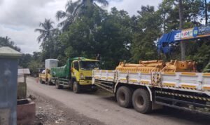 Warga Tutup Akses Jalan, Protes Kerusakan akibat Kendaraan Berat PT Masmindo