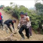 Rusak Sejak Mei, Bhabinkamtibmas Aipda Rais Ikut Perbaiki Jalan Trans Provinsi di Rongkong