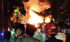 Api Lahap Tiga Warung di Sampoddo Palopo, Jalur Trans Sulawesi Macet