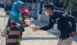 Dinsos Palopo Salurkan 100 Porsi Makanan Siap Saji kepada Warga Kurang Mampu