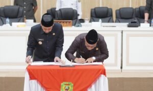 Pj Wali Kota Palopo, Firmanza DP dan Ketua DPRD Darwis menandatangani Keputusan Bersama DPRD dan Wali Kota Palopo terkait persetujuan terhadap Ranperda Pertanggungjawaban Pelaksanaan APBD Tahun Anggaran 2024, Rabu (9/7/2025). (ist)