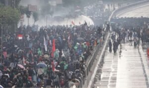 Gas Air Mata dan Motor Trail, Polisi Paksa Mundur Massa DPR