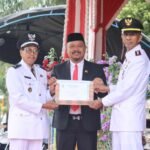 Diserahkan Camat Bersama Anggota DPRD Iwan Lamaeto, Sumber Makmur Terima Penghargaan Desa Tercepat Lunasi PBB di HUT ke-80 RI