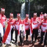 Pemkab Asahan Kibarkan Ratusan Bendera Merah Putih di Air Terjun Simonang – Monang