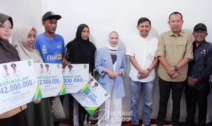 Wali Kota Palopo Serahkan Santunan BPJS Ketenagakerjaan untuk Nelayan