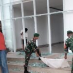 TNI, Warga dan Pecinta Alam Bersihkan Sisa Kerusuhan di DPRD Palopo