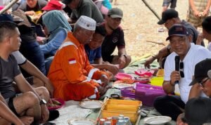 Syukuran Panen, Bupati Luwu Berbaur dengan Warga Pasamai di Bantaran DAS Suso