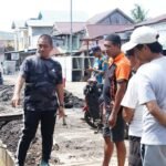 Bupati Irwan Awasi Kerapian dan Estetika Pembangunan Drainase Pasar Malili
